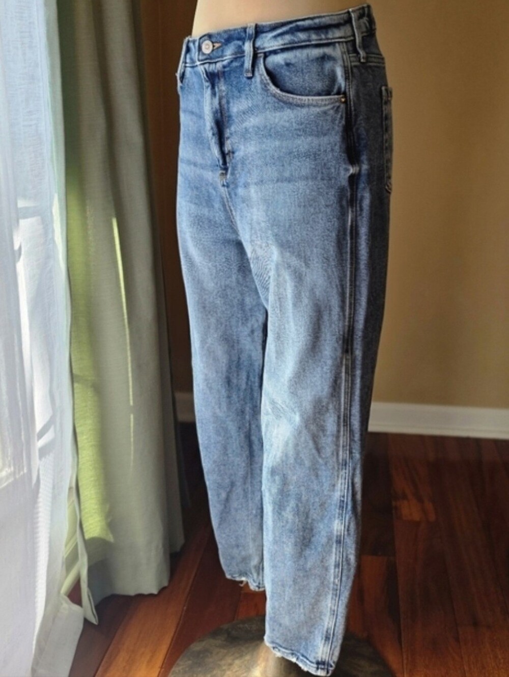 Hollister Ultra High Rise Mom Jeans Straight Leg Medium Wash W31 L27 Size 13R
